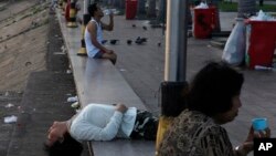 រូប​ឯកសារ៖ ស្ត្រី​ម្នាក់​ហាត់ប្រាណ​ពេល​ព្រឹក​នៅ​មុខ​ព្រះបរមរាជវាំង​នៅ​រាជធានី​ភ្នំពេញ កាល​ពី​ថ្ងៃ​ទី​១២ ខែ​វិច្ឆិកា ឆ្នាំ​២០១៨។