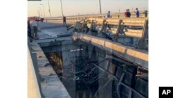 រូបថត​ផ្សាយ​ដោយ Ostorozhno Novosti កាល​ពី​ថ្ងៃ​ទី​១៧ ខែ​កក្កដា ឆ្នាំ​២០២៣ បង្ហាញ​កន្លែង​ខូចខាត​លើ​ស្ពាន​ដែល​ភ្ជាប់​រុស្ស៊ី​ទៅ​នឹង​តំបន់ Crimea។