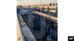 Ova fotografija koju su objavile Ostorozhno Novosti u ponedjeljak, 17. jula 2023., navodno prikazuje oštećene dijelove automobilske veze Krimskog mosta koji povezuje rusko kopno i poluostrvo Krim preko Kerčkog moreuza nedaleko od Kerča na Krimu.