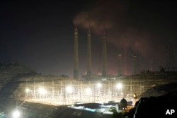 Uap keluar dari cerobong pembangkit listrik tenaga batu bara, di Cilegon, Banten. Polusi udara memicu lonjakan penyakit pernapasan dan kematian di pulau Jawa, termasuk ibu kota Jakarta.