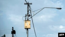 Un poteau électrique vu à Soweto le 26 novembre 2022. (Photo par LUCA SOLA / AFP)