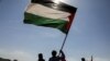 Para pengikut kelompok Houthi membentangkan bendera Palestina dalam aksi solidaritas terhadap warga Palestina di Jalur Gaza yang digelar di Sanaa, Yaman, pada 29 Januari 2024. (Foto: Reuters/Khaled Abdullah)