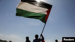 Para pengikut kelompok Houthi membentangkan bendera Palestina dalam aksi solidaritas terhadap warga Palestina di Jalur Gaza yang digelar di Sanaa, Yaman, pada 29 Januari 2024. (Foto: Reuters/Khaled Abdullah)