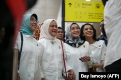 Ibu Negara Iriana (kedua dari kiri) menjajal LRT saat upacara peresmian di Stasiun Cawang, Jakarta, 28 Agustus 2023. (Foto: Bay Ismoyo/AFP)