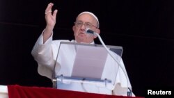 Paus Fransiskus memimpin doa Angelus dari jendelanya, di Vatikan, Minggu 16 Juni 2024. 