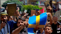 آتش زدن قرآن در سوئد توسط یک مهاجر عراقی اعتراضات فراوانی را در کشورهای مسلمان در پی داشت.