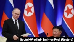 Presiden Rusia Vladimir Putin dan Pemimpin Korea Utara Kim Jong Un menghadiri acara bersama di Pyongyang, Korea Utara, pada 19 Juni 2024. (Foto: Sputnik/Vladimir Smirnov/Pool via Reuters)