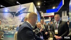 台湾海军司令唐华上将(左2）与通用原子航空系统代表讨论MQ-9B空中卫士无人机功能。(2024年4月8日，美国之音锺辰芳拍摄)