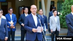 រូបឯកសារ៖ រដ្ឋមន្ត្រីក្រសួងមុខងារសាធារណៈ លោក ហ៊ុន ម៉ានី ធ្វើសន្និសីទព័ត៌មានអំពីការជ្រើសរើសគ្រូអប់រំកាយ និងកីឡា នៅក្នុងសាលាភូមិន្ទរដ្ឋបាល កាលពីថ្ងៃសុក្រ ទី ២៦ ខែមករា ឆ្នាំ២០២៤។ (ហ៊ុល រស្មី/វីអូអេ)