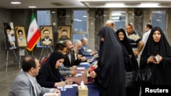 Para pemilih Iran antre di Kedutaan Besar Iran di Baghdad, Irak untuk memasukkan suara dalam putaran pertama pilpres Iran untuk memilih pengganti Presiden Ebrahim Raisi yang tewas dalam kecelakaan helikopter, Jumat, 28 Juni 2024. (Foto: Thaler Al-Sudani/Reuters)