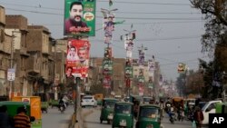 په پېښور کې د انتخاباتو دپاره د لګول شویو پوسټرو یو تصویر