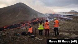 Naučnici i studenti geologije sa Univerziteta Island proučavaju erupciju vulkana Fagradalsfjal. (Foto: AP/Marco Di Marco)