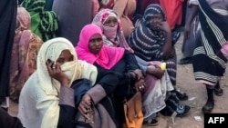 Baadhi ya watu wakisubiri kupokea misaada kutoka shirika la kujitolea la Gedaref, Decemba 30, 2023. Picha na AFP.