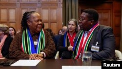 Menlu Afrika Selatan Naledi Pandor (kiri) dan Duta Besar Afrika Selatan untuk Belanda Vusimuzi Madonsela berbicara di Mahkamah Internasional PBB (ICJ) di Den Haag, Belanda. 