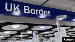 Area kontrol paspor kedatangan penumpang di Terminal 5, Bandara Heathrow, London, Inggris, 23 Maret 2023. (REUTERS/Toby Melville)