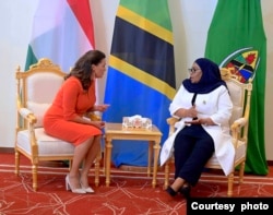 Rais wa Tanzania Samia Suluhu Hassan (kulia) akiwa na Rais wa Hungary Katalin Novak, Ikulu ya Dar es Salaam, Tanzania. Picha ofisi ya Rais.