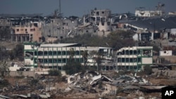 Hancurnya lahan pertanian dan bangunan di Jalur Gaza dilihat dari Israel Selatan, 22 Desember 2023. (Foto: AP)