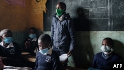 Wanafunzi wa shule ya msingi iliyoko katika kituo cha kulelea watoto yatima cha Miracle and Victory huko Kibera Nairobi.