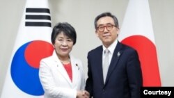 조태열(오른쪽) 한국 외교부 장관과 가미카와 요코 일본 외무상이 21일 브라질 리우데자네이루 주요20개국(G20) 외교장관회의 현장에서 회동하고 있다. (일본 외무성 제공)