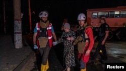 Добровольці Товариства Червоного Хреста України допомагають потерпілим від затоплення внаслідок руйнування Каховської греблі, але українська організація каже, що не має доступу до окупованих Росією українських районів. Херсон 6 червня 2023 р.