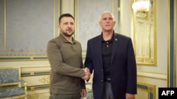 마이크 펜스(오른쪽) 전 미국 부통령이 29일 우크라이나 수도 크이우(러시아명 키예프)를 사전 공지 없이 방문해 볼로디미르 젤렌스키 대통령과 회동하고 있다.