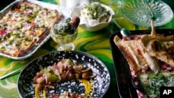 Beragam hidangan disajikan di meja restoran Shuggie's Trash Pie, San Francisco, 14 Juni 2023. (AP/Jeff Chiu)