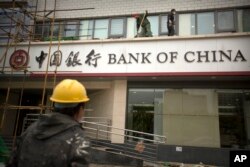 រូបឯកសារ៖ ទីស្នាក់ការរបស់​ធនាគារ Bank of China ត្រូវបាន​កែលម្អ​នៅ​ទីក្រុង​ប៉េកាំង ប្រទេសចិន កាលពីថ្ងៃទី២៥ ខែមេសា ឆ្នាំ២០១៧។