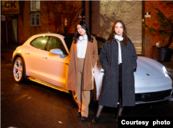 Komposer, sekaligus produser, Eunike Tanzil (kiri) bersama penyanyi Laufey (kanan) (dok: Eunike)