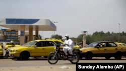 ARCHIVES - Des véhicules passent devant une station-service dans une rue de N'Djamena, au Tchad, le dimanche 25 avril 2021.