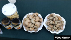 គ្រាប់ស្វាយចន្ទីរបស់កម្ពុជា ត្រូវបានដាក់បង្ហាញនៅក្នុងក្រសួងកសិកម្ម ថ្ងៃទី២៩ ខែ វិច្ឆិកា ឆ្នាំ២០២៣។ (ហ៊ុល រស្មី/វីអូអេ)