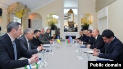 İlham Əliyev və Volodimir Zelenski (Mənbə: Azərbaycan Prezidentinin Administrasiyası)