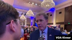 លោក Patrick Murphy ឯកអគ្គរដ្ឋទូតសហរដ្ឋអាមេរិកប្រចាំកម្ពុជា ផ្តល់កិច្ចសម្ភាសន៍ដល់អ្នកសារព័ត៌មានក្នុងពិធីបុណ្យឯករាជ្យជាតិសហរដ្ឋអាមេរិកលើកទី២៤៧ ក្នុងរាជធានីភ្នំពេញ កាលពីថ្ងៃទី២៩ ខែមិថុនា ឆ្នាំ២០២៣។ (ស៊ឹម ចាន់សំណាង/វីអូអេ)