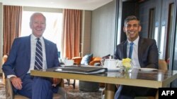 ប្រធានាធិបតី​សហរដ្ឋ​អាមេរិក​លោក Joe Biden ជួប​នាយក​រដ្ឋមន្ត្រី​ចក្រភព​អង់គ្លេស​លោក Rishi Sunak ក្នុង​ទីក្រុង​ Belfast កាលពីថ្ងៃទី​១២ ឧសភា ឆ្នាំ២០២៣។