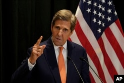 美国气候特使克里与中国国家副主席韩正在北京举行会谈后在记者会上讲话。（2023年7月19日）