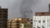 De la fumée s'élève au-dessus des bâtiments à Khartoum le 15 avril 2023, alors que des affrontements sont signalés dans la ville.