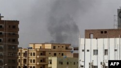 De la fumée s'élève au-dessus des bâtiments à Khartoum le 15 avril 2023, alors que des affrontements sont signalés dans la ville.