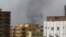 De la fumée s'élève au-dessus des bâtiments à Khartoum le 15 avril 2023, alors que des affrontements sont signalés dans la ville.
