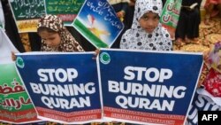 Aktivis dan pendukung partai Liga Muslim Markazi Pakistan (PMML) ikut serta dalam demonstrasi anti-Swedia di Karachi pada 9 Juli 2023, memprotes pembakaran Al-Qur'an di luar masjid Stockholm yang membuat marah umat Islam di seluruh dunia. (Rizwan TABASSUM/AFP)