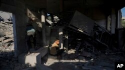 গাজায় ইসরাইলের বিমান হামলার পর ফিলিস্তিনিরা একটি বাড়ি পরিদর্শন করছে। ৪ ডিসেম্বর, ২০২৩।
Body:
