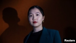 被香港当局通缉的香港民主委员会(HKDC)执行总监郭凤仪在美国华盛顿接受路透社采访。（2023年7月10日）