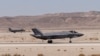 Jet tempur F-35 milik Israel mendarat di pangkalan udara Ovda di dekat wilayah Eilat, di selatan Israel, pada 24 Oktober 2021. (Foto: AP/Tsafrir Abayov, File)