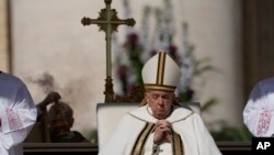 프란치스코 교황이 9일 성베드로광장에서 진행된 부활절 미사 중 기도하고 있다. 