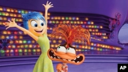 ภาพจาก Disney/Pixar เผยให้เห็นอารมณ์ลั้นลา และวิตกกังวล ในฉากหนึ่งของภาพยนตร์ "Inside Out 2" (Disney/Pixar via AP)