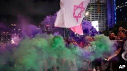 Demonstran memblokir jalan raya selama protes terhadap rencana pemerintahan PM Benjamin Netanyahu untuk merombak sistem peradilan, dalam aksi di Tel Aviv, Israel, 8 Juli 2023.