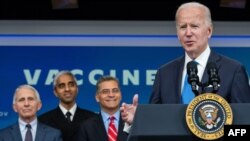 조 바이든(오른쪽) 미국 대통령이 지난해 10월 백악관에서 신종 코로나바이러스 백신에 관해 연설하고 있다. (자료사진)