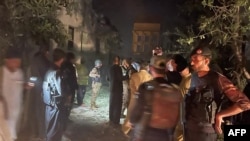 ILUSTRASI - Petugas keamanan berkumpul di lokasi setelah beberapa ledakan yang disebabkan oleh kebakaran di gudang amunisi di kantor polisi Pakistan di Kabal, di Lembah Swat, pada 24 April 2023, kata para pejabat.