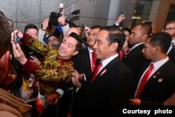 Sejumlah diaspora Indonesia tampak ikut menanti kedatangan presiden di depan hotel di mana rombongan menginap, Senin (3/7). (Courtesy: Setpres RI)