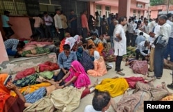 BAHAN SENSITIF. GAMBAR INI MUNGKIN MENYINGGUNG ATAU MENGGANGGU Warga berduka di samping jenazah korban yang tewas terinjak-injak di luar rumah sakit di distrik Hathras di negara bagian utara Uttar Pradesh, India, 2 Juli 2024. (REUTERS/Stringer)