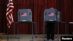 ពលរដ្ឋម្នាក់កំពុងបោះឆ្នោតនៅក្នុងការបោះឆ្នោតបឋម​សម្រាប់រដ្ឋ Michigan នៅមណ្ឌលបោះឆ្នោតមួយកន្លែង ក្នុងទីក្រុង Grand Rapids កាលពីថ្ងៃទី២៧ ខែកុម្ភៈ ឆ្នាំ២០២៤។ 