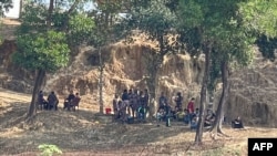 Polisi Penjaga Perbatasan Myanmar (BGP) berbicara dengan personel Penjaga Perbatasan Bangladesh (BGB) setelah mencari perlindungan di perbatasan Ghumdum Bangladesh di distrik Bandarban, 5 Februari 2024. (Tanbir MIRAJ / AFP)
